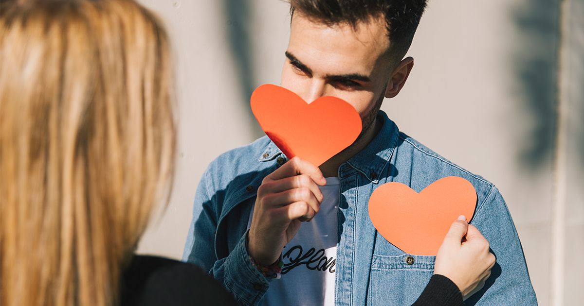 Você sabia que muitas pessoas são adeptas do relacionamento aberto?  Créditos:  www.freepik.com